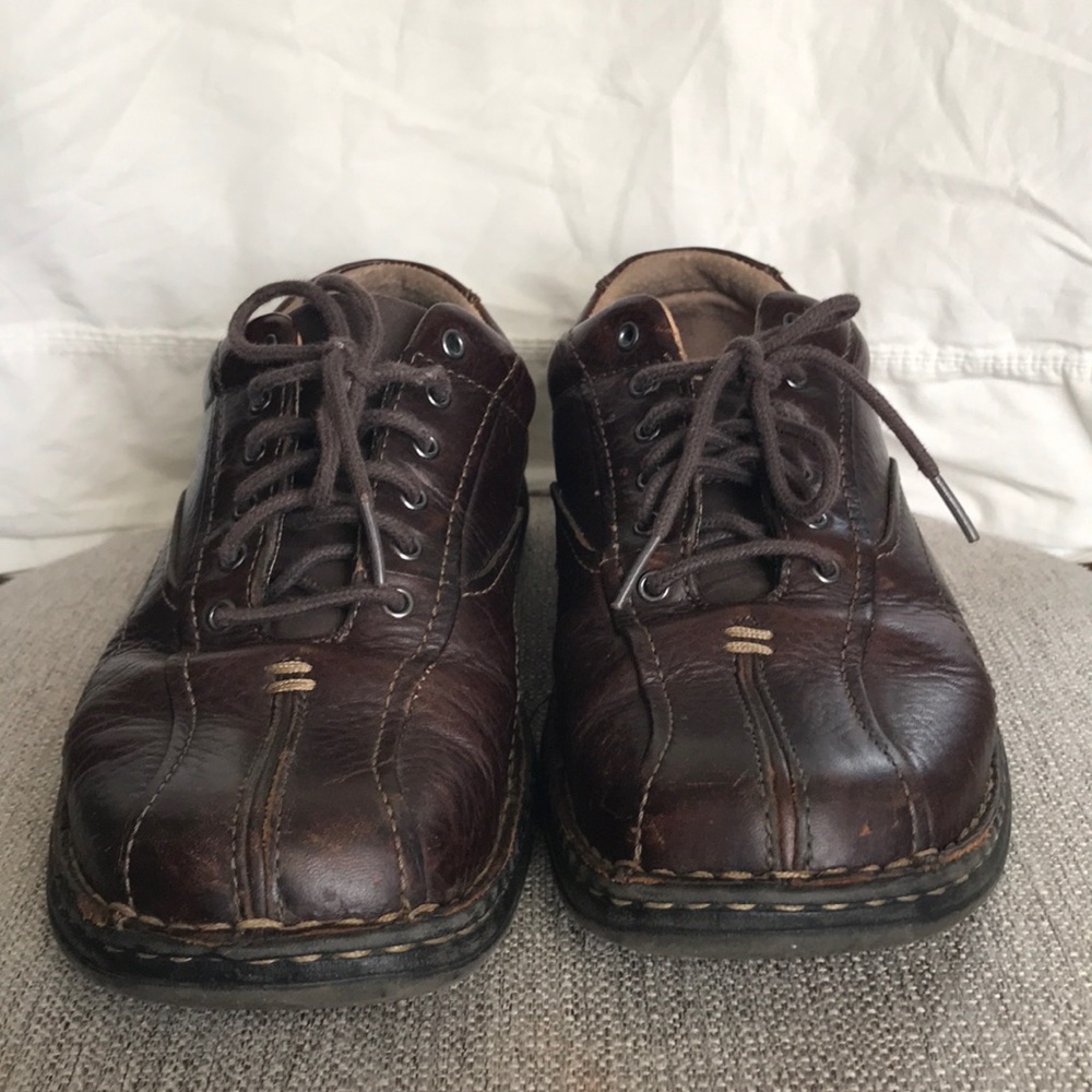Men’s Clark leather casual shoes.